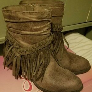 Brand new stylish fringed women's boots
